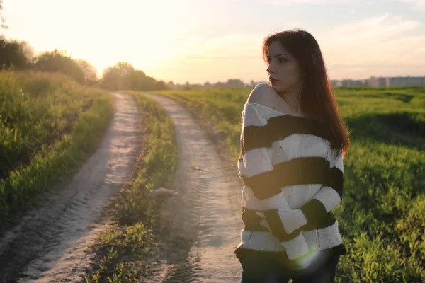 Moda ragazza nel campo al tramonto — Foto Stock
