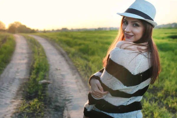 Moda ragazza nel campo al tramonto — Foto Stock