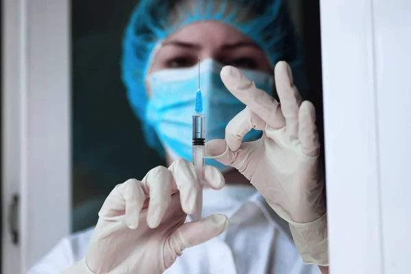 Zdravotnický pracovník vytočí vakcínu do injekční stříkačky — Stock fotografie