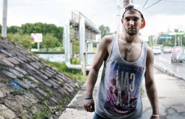 sakallı adam hip hop dans köprü