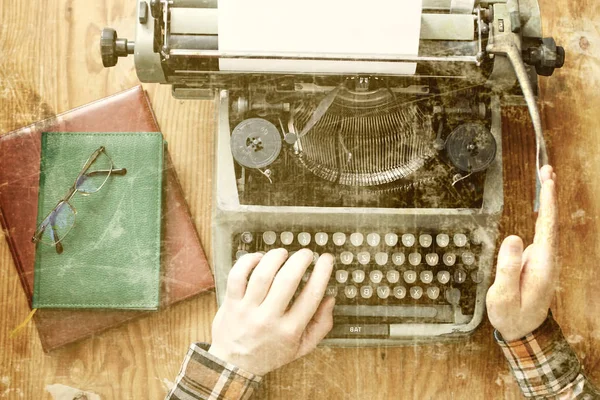 Staré fotografie psací stroj retro ruky dřevěný stůl — Stock fotografie