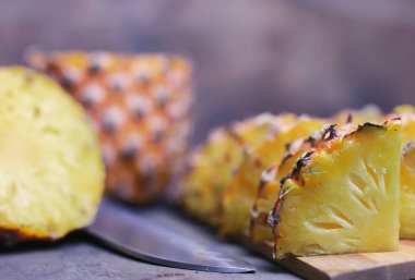 dilim ananas bıçak kesmek