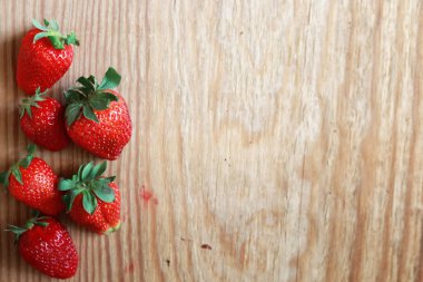 ahşap arka plan üstüne çilek