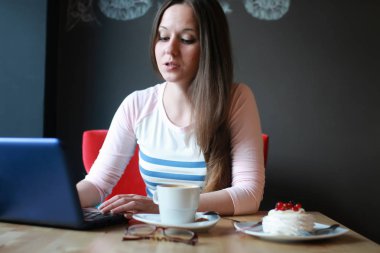 Kız bir kafede kahve notebook ile için