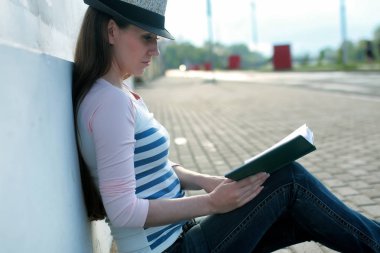 Kız Açık yol üzücü yalnız