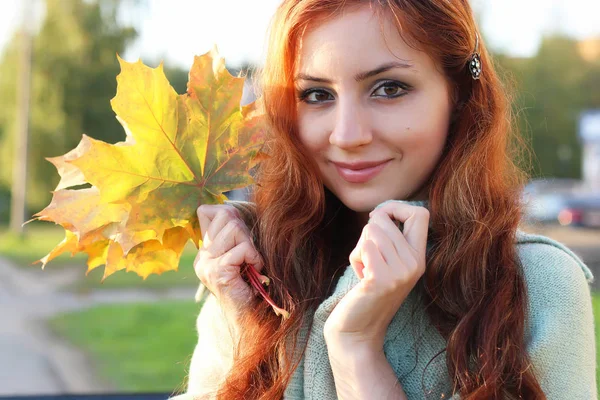 Roodharige meisje Autumn leaves — Stockfoto