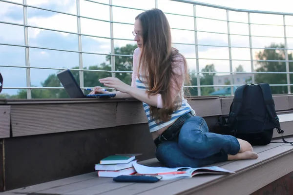 Chica estudiante estudio tarea al aire libre — Foto de Stock