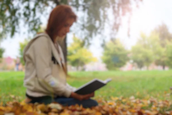 Дезорієнтований Осіннє листя дівчина книга випадковий — стокове фото