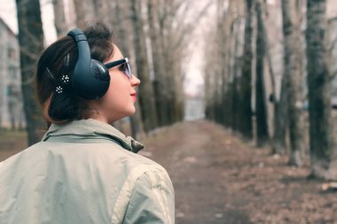 kulaklık ile parkta kız