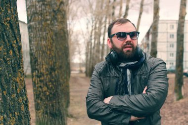 park headphon ile erkekte sakal