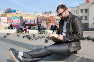 Erkek ceket ve sokak okuma kitabı