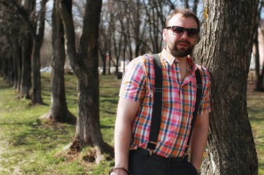 adam sakal askı ağaç parkı güneş gözlüğü