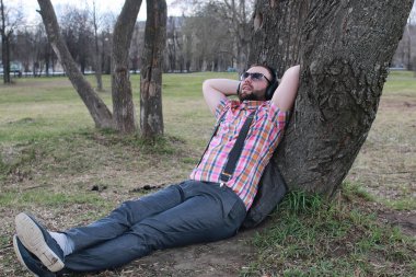 sakallı adam relax ağaç