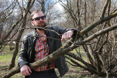 sakallı adam park ağaç