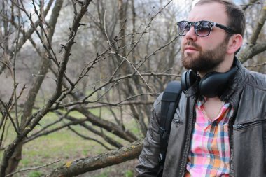 sakallı adam park ağaç