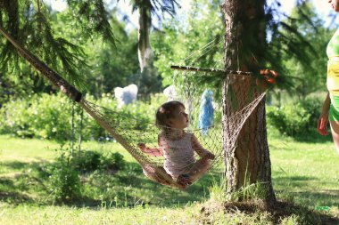 doğa üzerinde hamakta evlat