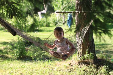doğa üzerinde hamakta evlat