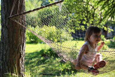 hamak doğa yaz aylarında küçük kız