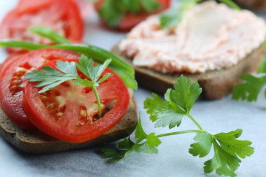 sandviç ekmek domates sos yeşil sağlıklı sebze