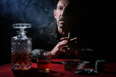 Duman borusu dostum ve poker oynayın