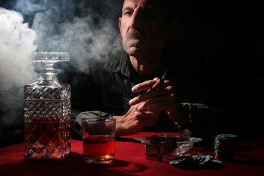 Duman borusu dostum ve poker oynayın