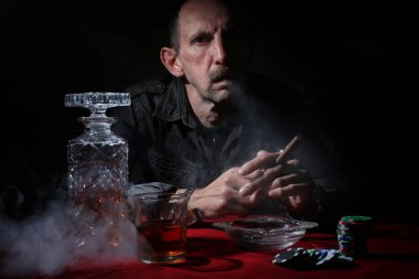 Duman borusu dostum ve poker oynayın