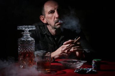 Duman borusu dostum ve poker oynayın