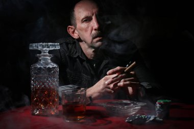 Duman borusu dostum ve poker oynayın