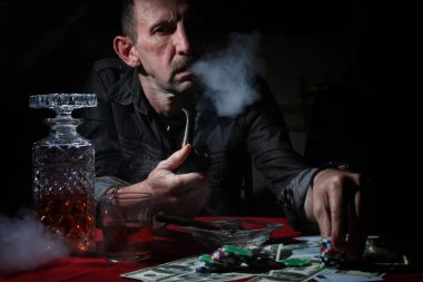 Duman borusu dostum ve poker oynayın