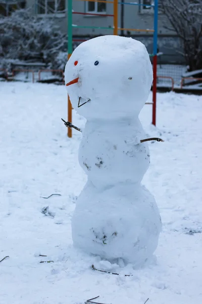 Sněhulák ve dvoře — Stock fotografie