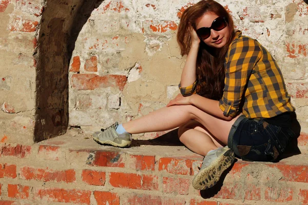 Menina ruiva em um chapéu hipster — Fotografia de Stock