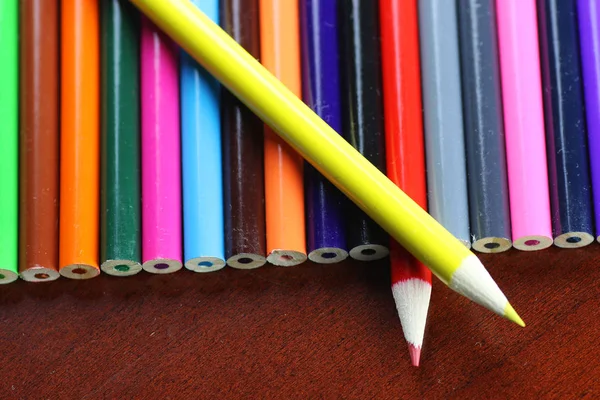 Crayons de couleur sur table en bois — Photo