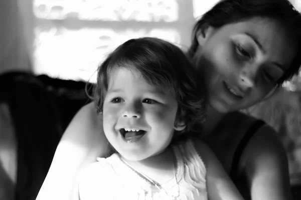 Retrato monocromo hijo con madre —  Fotos de Stock