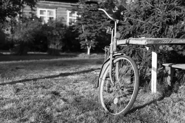 Bicicleta de foto monocromática em uma natureza rural — Fotografia de Stock