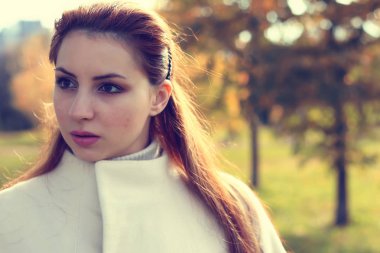 kız yalnız bir park yürüyüş Güz