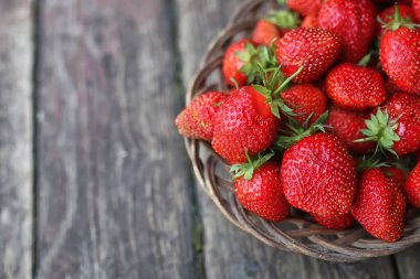 Rustik ahşap zemin üzerine çilek