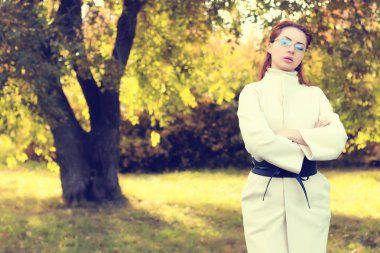 kız yalnız bir park yürüyüş Güz