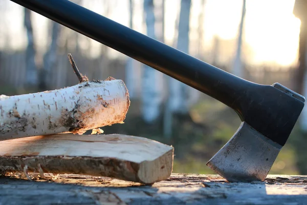 Axe in hout buiten — Stockfoto