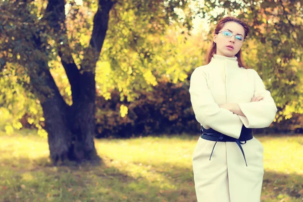 Chica en un parque caminar otoño solo — Foto de Stock