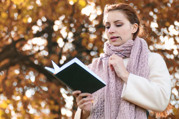 Dívka v parku nosit šátek podzim — Stock fotografie