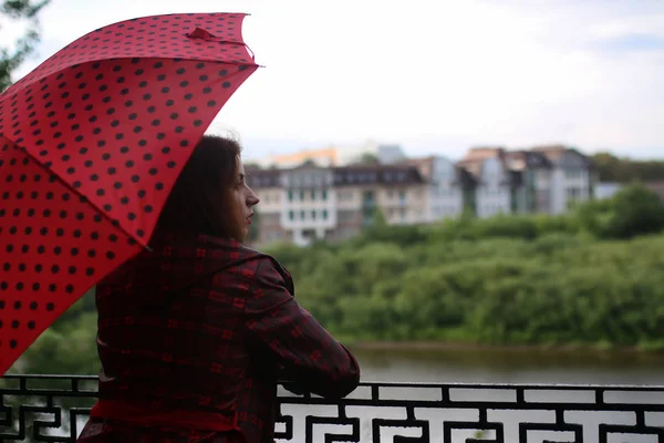 Mujer con paraguas rojo en árbol de la calle — Foto de Stock