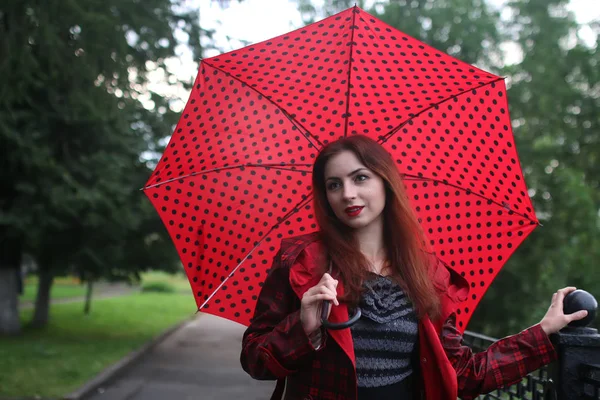 Kobieta w płaszcz i parasol — Zdjęcie stockowe