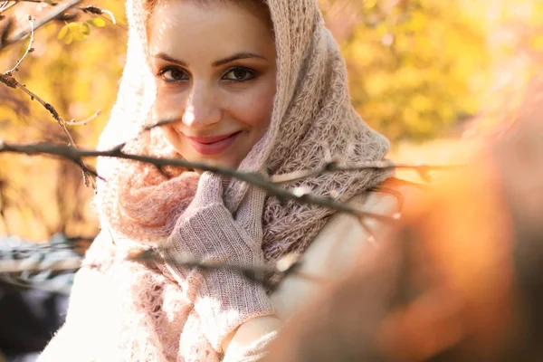 Девушка в парке носить шарф осенью — стоковое фото