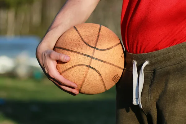 Рука утримуйте баскетбол — стокове фото