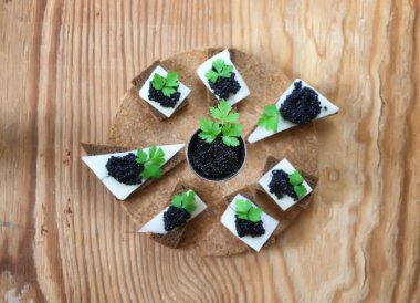 ahşap arka plan üzerinde siyah havyar snack