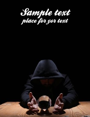 adam siyah başlıklı cristal topu ve metin için boş yer