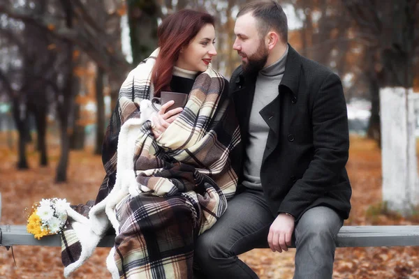 Couple amoureux date dans le parc d'automne — Photo