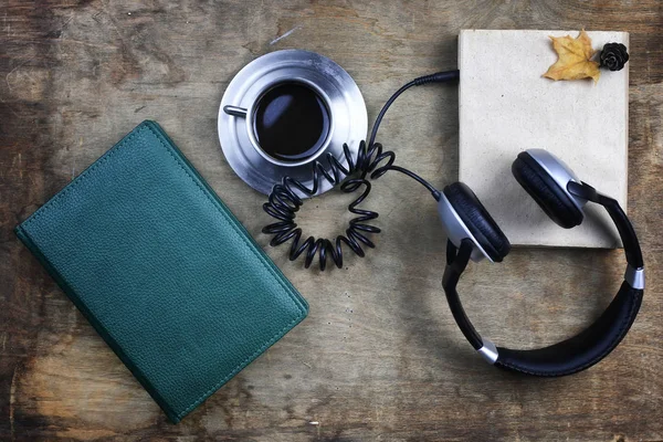 Auriculares audiolibros y libro sobre mesa de madera — Foto de Stock