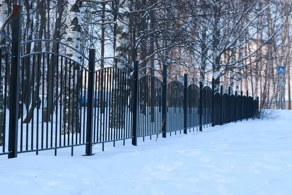 Winter landscape iron fence at sunset — Stock Photo, Image