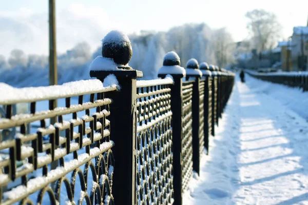 Zaun bedeckt Schnee Winter Park — Stockfoto